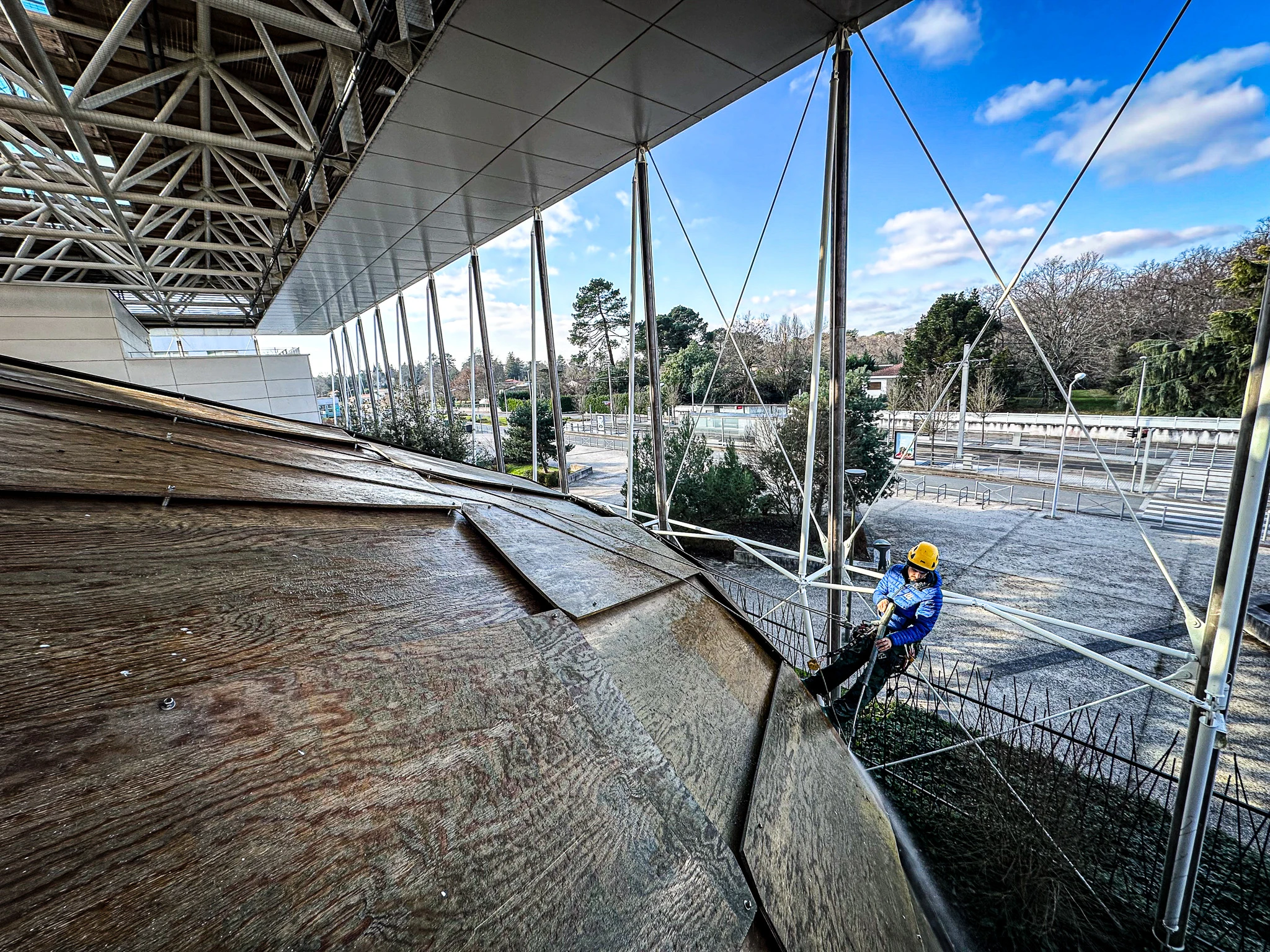 Nettoyage d’un dôme bois et retouche de peinture